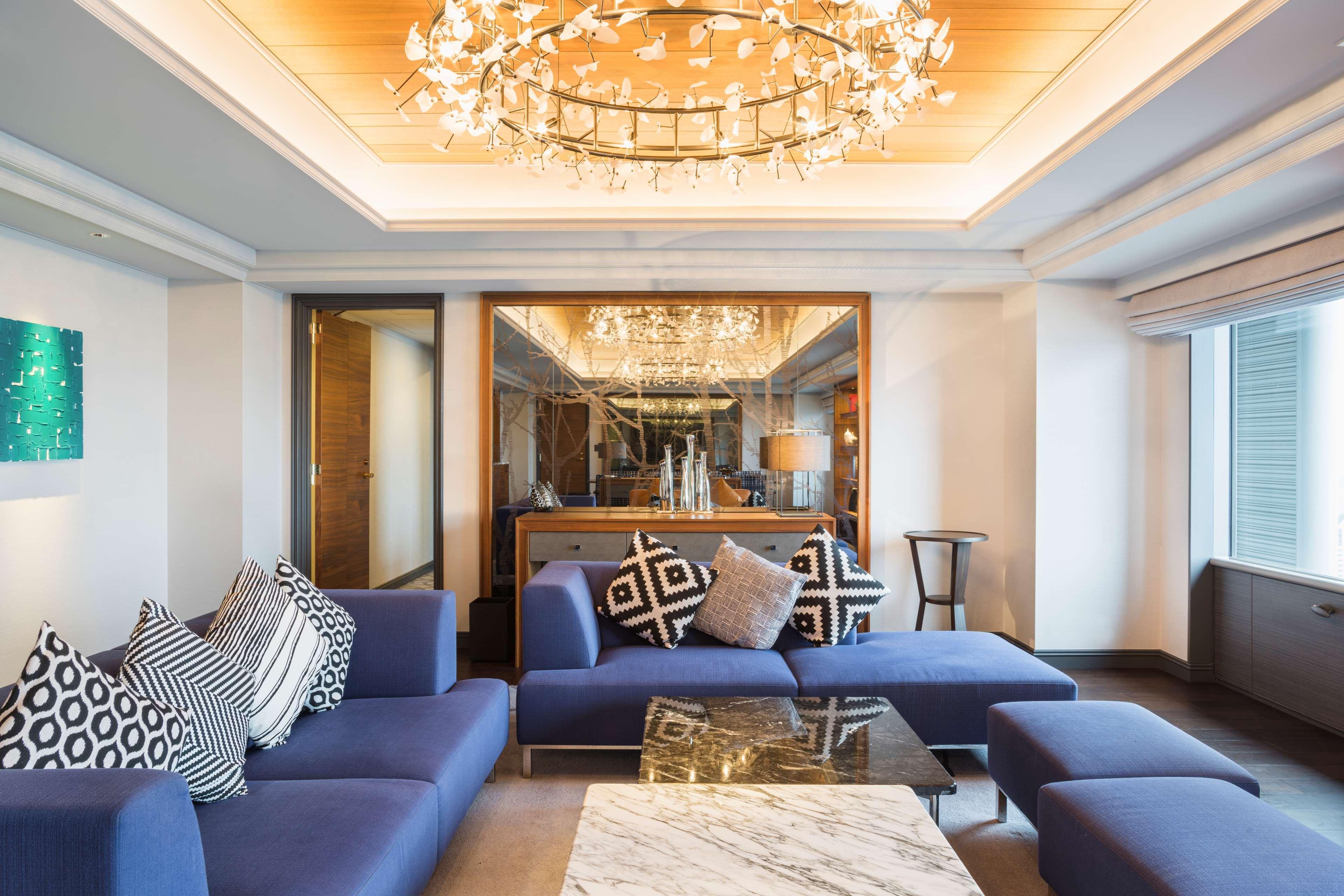 Swissotel Nankai Ósaka Exteriér fotografie The living room of a three-bedroom apartment at The Ritz-Carlton, Hong Kong