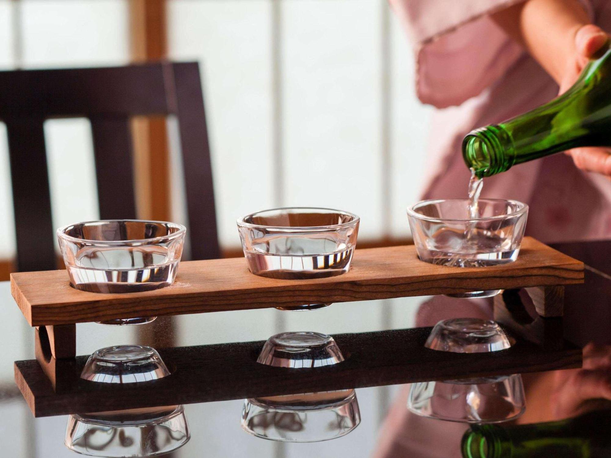 Swissotel Nankai Ósaka Exteriér fotografie A server pouring soju